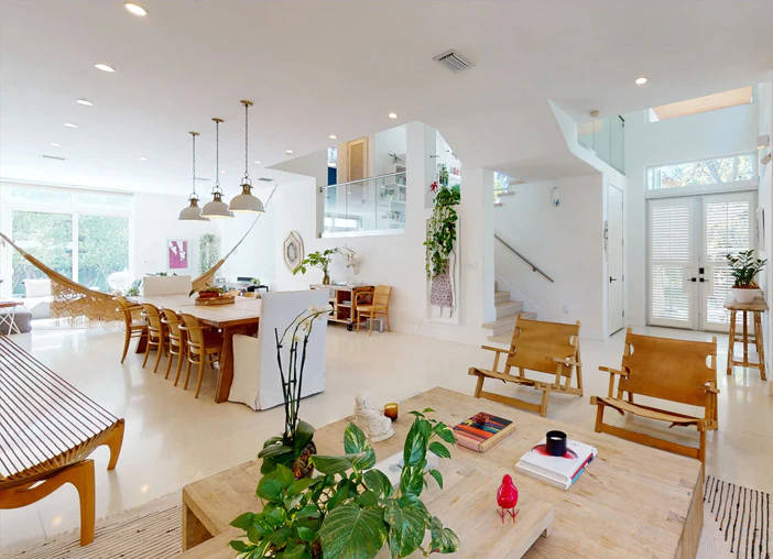 Explore 298 W McIntyre St in 3D